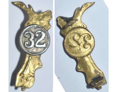 B04/163. 32nd REINFORCEMENTS collar badge - contoured map