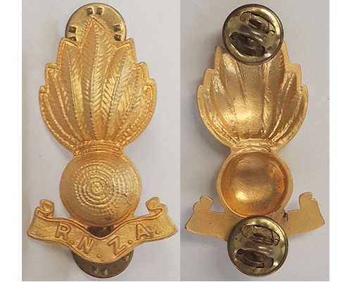 B08/074. ROYAL N.Z. ARTILLERY, matt gilt collar, large