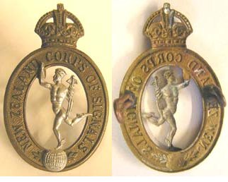 B08/331. NZ CORPS OF SIGNALS bi-metal cap badge, Kings crown