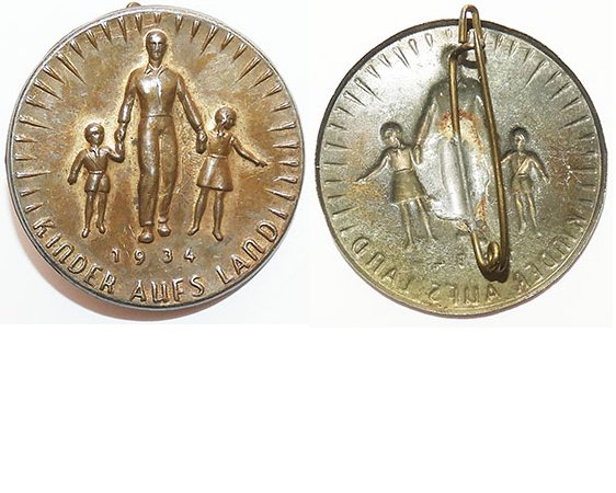 PIN222. KINDER AUFS LAND 1934, pressed tin